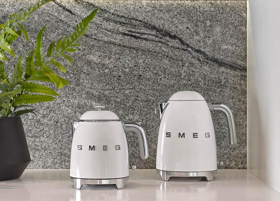 Ấm siêu tốc SMEG KLF05 mini 0,8 lit